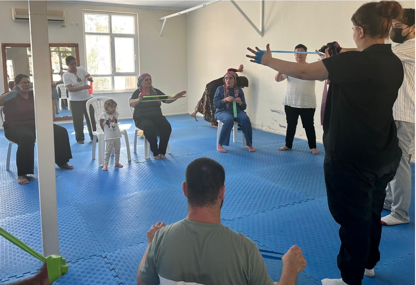 “TSD Kemer Temsilciliği tarafından düzenlenen rehabilitasyon programında fizyoterapist Selçuk Yavuz üyelerle egzersiz yapıyor.”