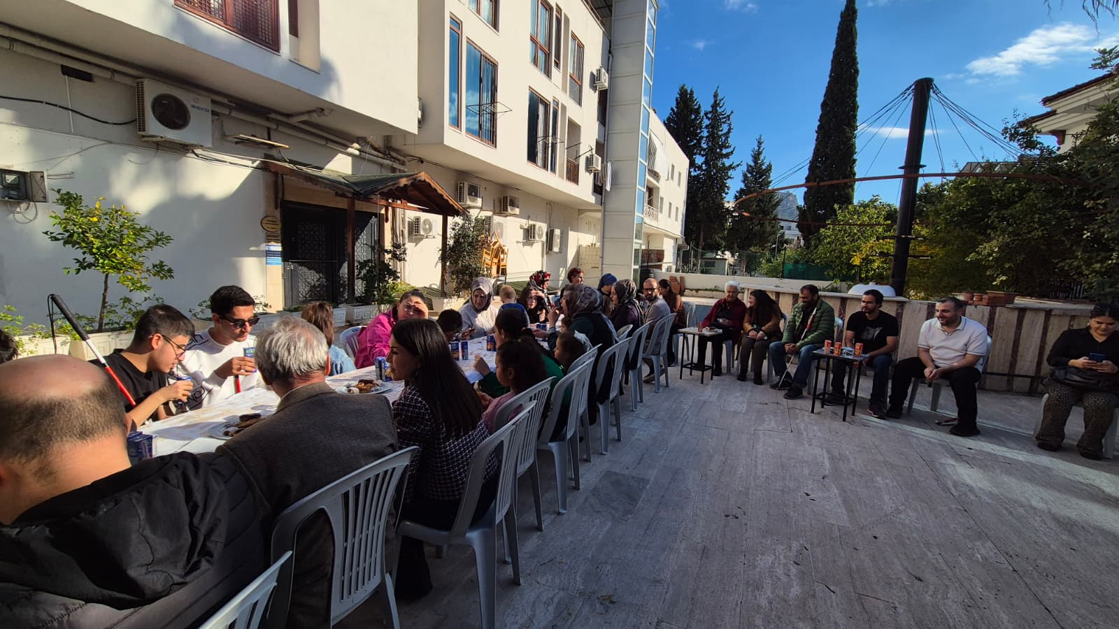 Beyaz bastonun temsil ettiği bağımsızlık ve özgürlüğü, ancak erişilebilir bir kent ile mümkün kılabileceğimizi vurgulayarak; ortak projeler, farkındalık kampanyaları ve uygulanabilir çözümler için birlikte adım atma kararı aldık.