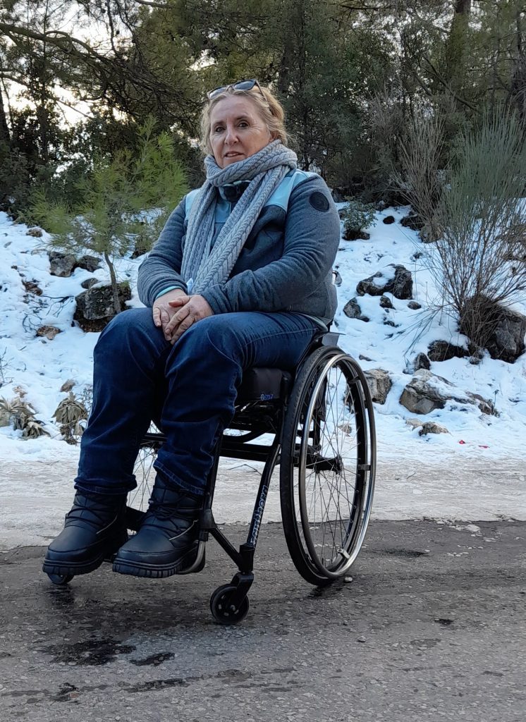 Omurilik felci sonrası hayatını yeniden inşa eden Figen Yıldırım’ın deneyimlerinden doğan Engelsiz Rota, engelsiz yaşamı mümkün kılan yolları birlikte keşfetmeye davet ediyor.