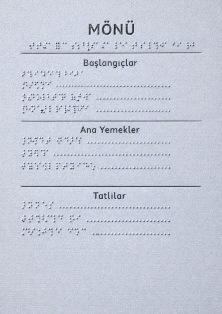Görselde, Braille alfabesiyle kabartmalı olarak hazırlanmış bir yemek menüsü yer almakta.