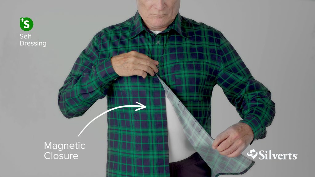 Mıknatıslı kapama sistemiyle kolay giyilip çıkarılabilen adaptif kıyafet detayı.